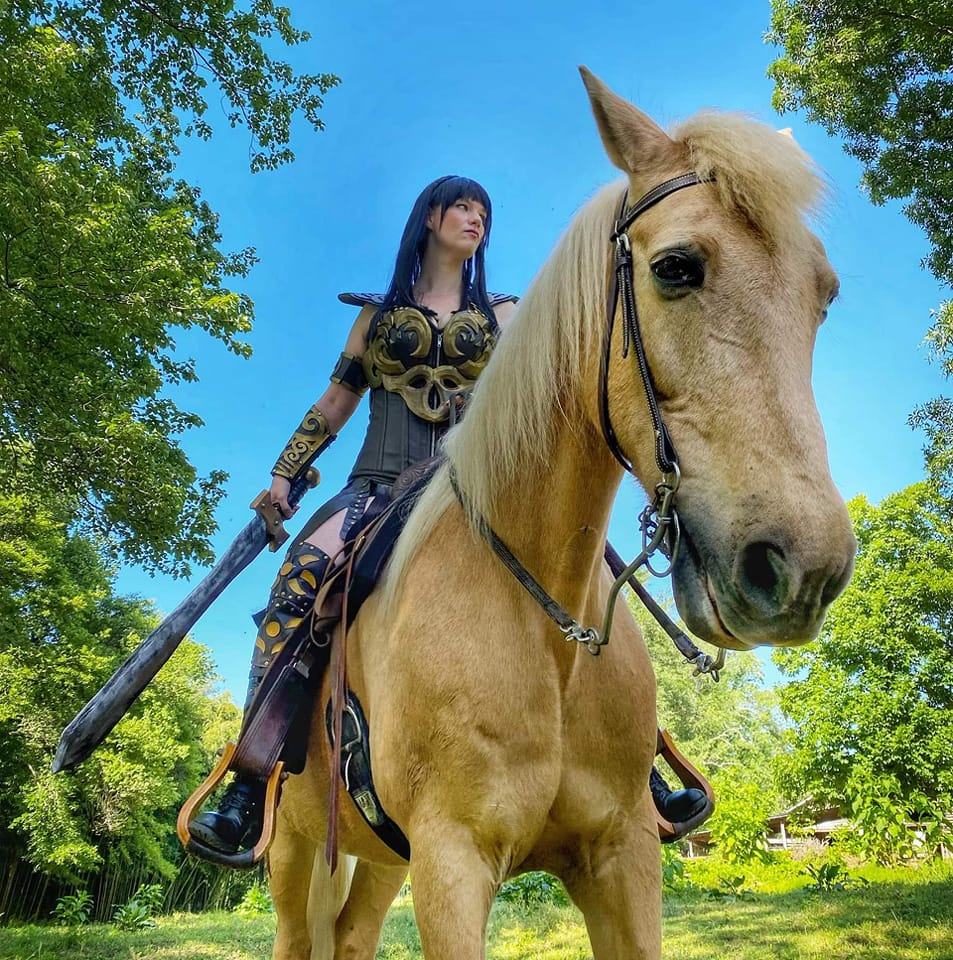 Heather Six cosplay Xena on horse